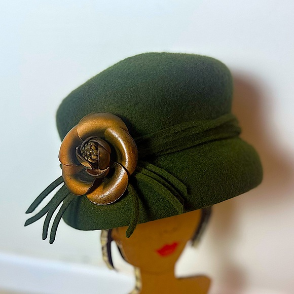 Vintage 1980s Frank Olive Cloche Hat Green Wool with Wooden Rose by Gabriel Amar - Picture 1 of 11